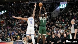  Bobby Portis (9) de Milwaukee tire face a Jaylin Williams du Thunder d'Oklahoma, USA, le 24 mars 2024.