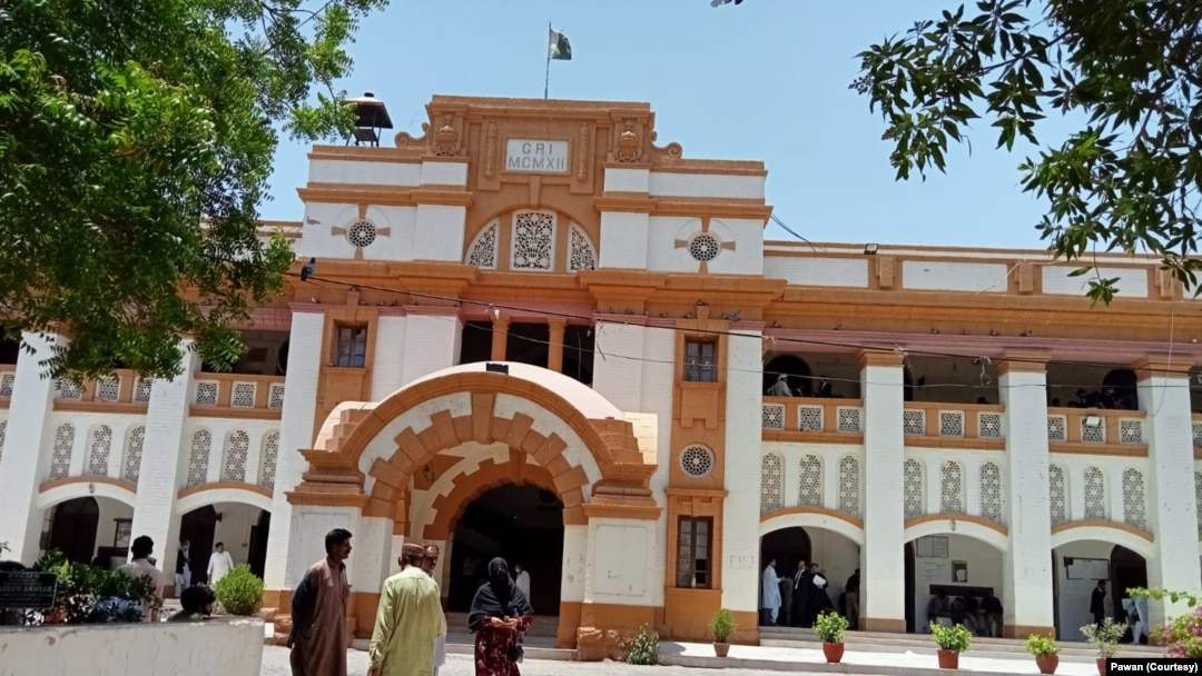 حٰیدرآباد کے ڈسٹرکٹ کورٹس کاایک منظر۔ سن 1919 میں یہاں ایک مجسٹریٹ نے جیٹھمل پرسرام کو اپنے اخبار کے اداریے میں شاہ عبدالطیف بھٹائی کا ایک شعر لکھنے پر چار سال قید کی سزا سنائی تھی۔ فوٹو۔ پاوان
