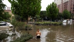 ཆུ་ལོག་གི་དཀའ་ངལ་འཕྲད་པའི་མང་ཚོགས་ནས་རྒྱ་ནག་གཞུང་ལ་སྐྱོན་བརྗོད་བྱེད་བཞིན་པ། 