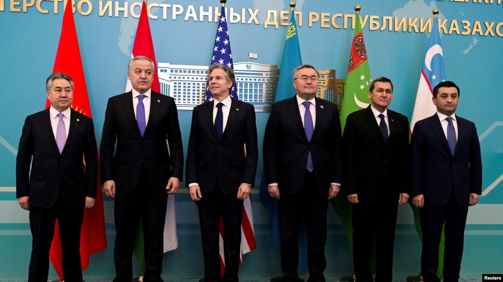 美国国务卿布林肯在哈萨克斯坦首都阿斯塔纳与参加美国-中亚（C5+1）部长级会议的中亚各国外长合影。（2023年2月28日）(photo:VOA)