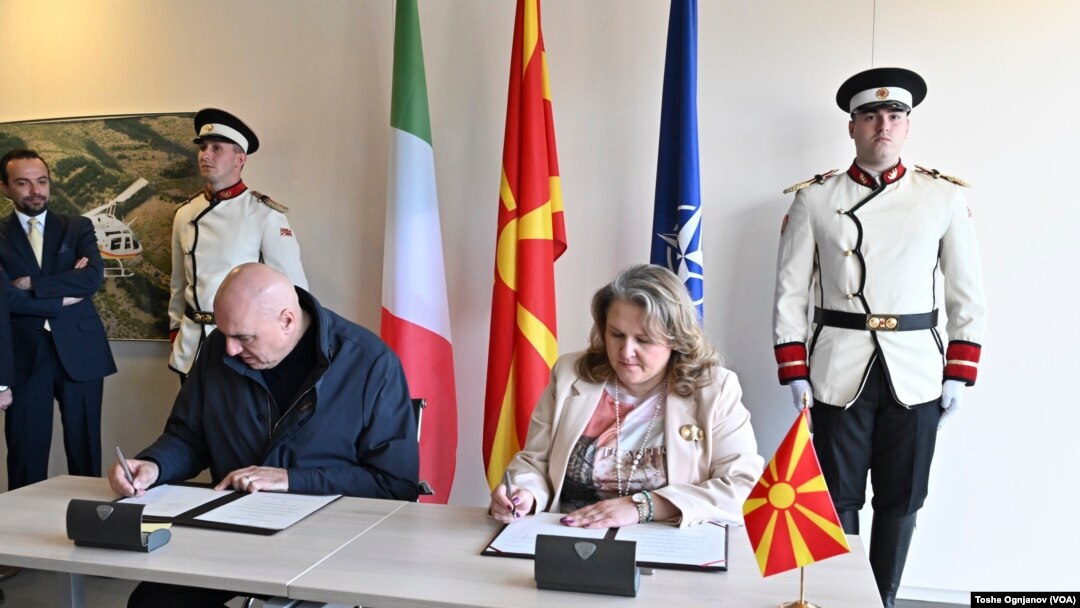 Министерката за одбрана Славјанка Петровска и италијанскиот министер Гвидо Крозето потпишаа договор со кој се овозможува италијански авиони да патролираат на македонското небо во рамките на НАТО