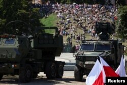 Ljudi se okupljaju na vojnoj paradi na Dan oružanih snaga, koji se svake godine slavi 15. avgusta u znak sećanja na pobedu Poljske nad Crvenom armijom Sovjetskog Saveza 1920. godine, u Varšavi, Poljska, 15. avgusta 2023.