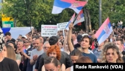 Građani okupljeni na šestom protestu "Srbija protiv nasilja" u Beogradu