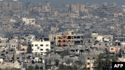 Bangunan-bangunan yang hancur di Jalur Gaza, di tengah pertempuran Israel dengan kelompok militan Palestina Hamas, diambil dari lokasi di Israel selatan, 6 Maret 2024 . (JACK GUEZ / AFP)