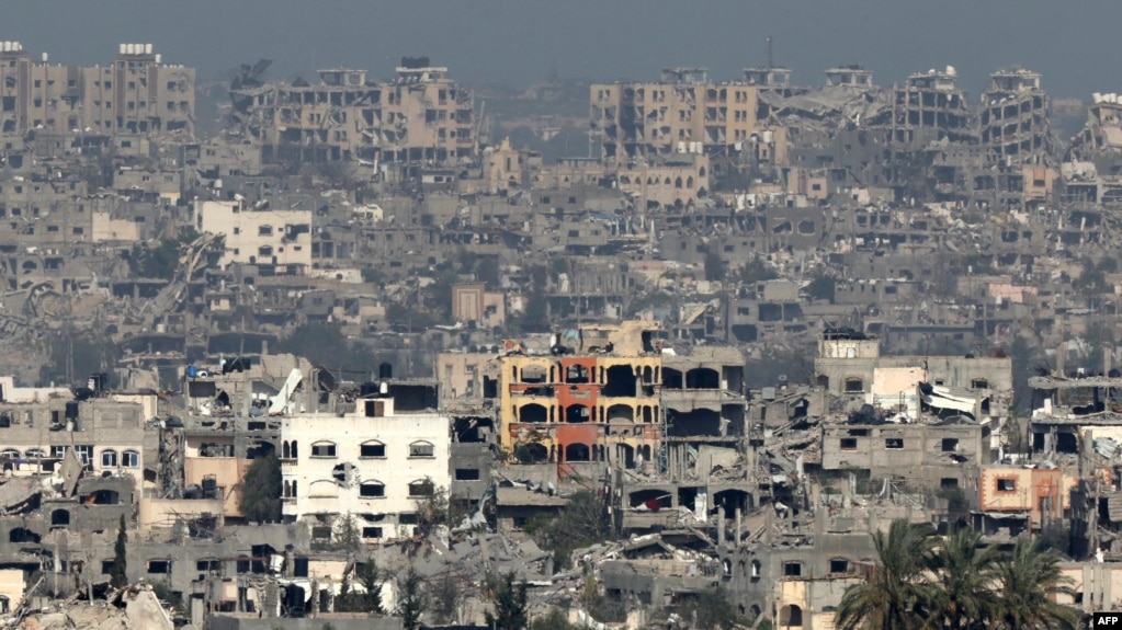 资料照片：从以色列南部某地拍摄的照片显示了加沙地带被毁的建筑物。（2024年3月6日）(photo:VOA)