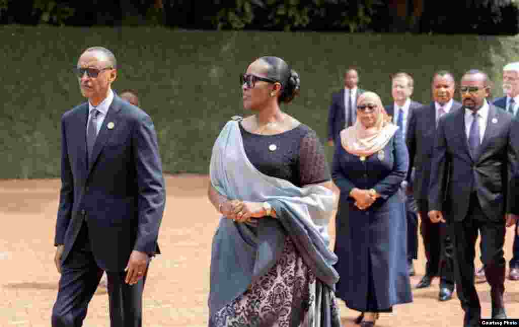 Rais wa Rwanda na Mkewe Jeanette Kagame wakiongoza wageni waliohudhuria kumbukumbu ya mauaji ya kimbari, mjini Kigali, Rwanda.