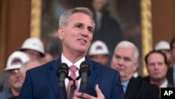 Lide Lachanm Depite Etazini, Kevin McCarthy (Repibliken eta Kalifoni) pale ak jounalis yo nan Capitol la nan Washington 30 Mas, 2023.