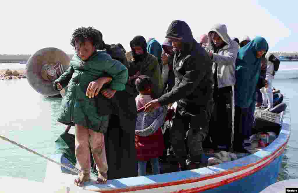 Мигрантите спасени од страна на либиската крајбрежна стража во Средоземното Море во Гараболи, Либија.