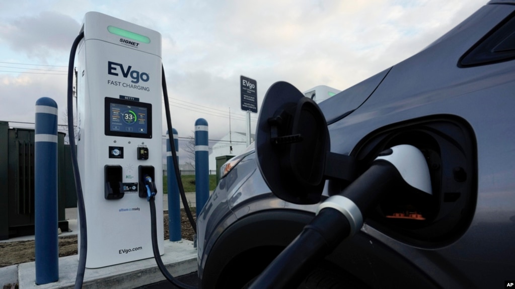 2022年11月16日，一辆电动汽车在底特律的 EVgo 充电站充电。（美联社照片）(photo:VOA)