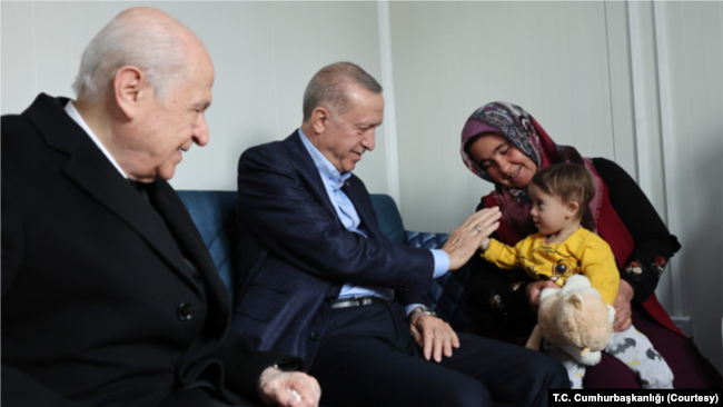 Cumhurbaşkanı Erdoğan ve MHP lideri Bahçeli Gölbaşı ilçesini ziyaret ederek depremzedelerle biraraya geldi.