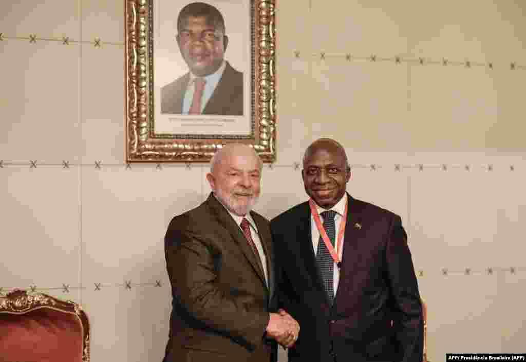 O Presidente do Brasil, Luiz Inácio Lula da Silva, é recebido pelo Ministro das Relações Exteriores de Angola, António Tete, à sua chegada a Luanda. 24 agosto 2023