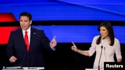 Ron DeSantis i Nikki Haley tokom sinoćnje debate.