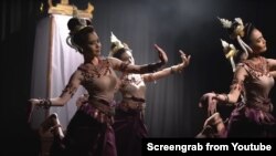 ภาพบันทึกจากหน้าจอของการแสดงชุด กํมฺรเตงฺชคตฺศรีศิขรีศวร (Apsara Thai Traditional Dance) เผยแพร่ทางช่องทางยูทูบ "นาฏยศิลป์ สินไซ" ซึ่งทางคณะศิลปกรรมศาสตร์ มหาวิทยาลัยขอนแก่น ระบุว่ากองประกวด Miss Global 2023 ที่กัมพูชานำเพลงไปใช้โดยไม่ได้รับอนุญาต (Courtesy)