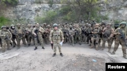 2023年5月5日发布的视频中显示，瓦格纳集团雇佣军负责人叶夫根尼·普里戈津向其士兵发表讲话。