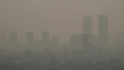 Gedung-gedung terlihat di tengah kabut tebal akibat polusi udara di Jakarta, 16 Agustus 2023 (foto: dok). 