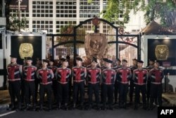 Petugas polisi berdiri di pintu masuk gedung Komisi Pemilihan Umum (KPU) usai pengumuman resmi hasil Pemilu 2024 di kantor KPU Jakarta pada 20 Maret 2024. (Foto: AFP)