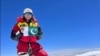 ایورسٹ کی چوٹی سر کرنے والی پاکستان کی پہلی خاتون کوہ پیما نائلہ کیانی، دنیا کی بلند ترین چوٹی سر کرنے کے بعد پاکستان کے پرچم کے ساتھ۔ 