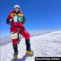 ایورسٹ کی چوٹی سر کرنے والی پاکستان کی پہلی خاتون کوہ پیما نائلہ کیانی دنیا کی سب سے بلند چوٹی پر پاکستانی پرچم کے ساتھ۔