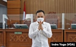 Ricky Rizal memasuki ruang sidang Pengadilan Negeri Jakarta Selatan pada Selasa (14/2). Dalam gelaran sidang, vonis yang diberikan oleh majelis hakim kepada Ricky adalah 13 tahun hukuman penjara dengan mempertimbangkan beberapa hal yang meringankan. (VOA/Indra Yoga)