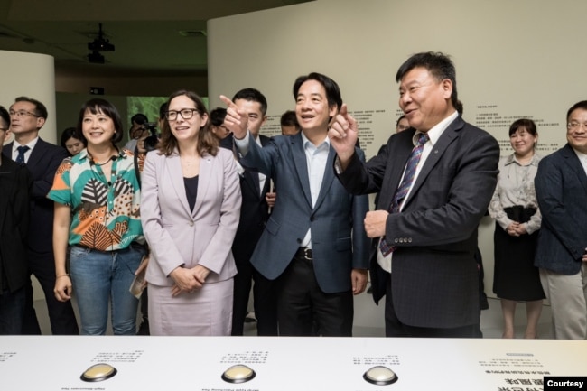 民進黨總統候選人賴清德邀請AIT主席羅森伯格(Laura Rosenberger)參觀客家茶博物館。 (由賴清德競選辦公室提供)