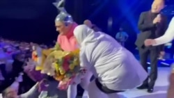 Верке Сердючке дарят цветы во время концерта (из личного архива Андрея Данилко)
