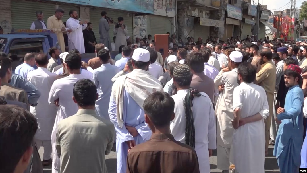 سوات کې د سکول په ګاډي د ډزو د پېښې ضد احتجاج شوی