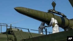 Руски војници ставаат ракета Искандер на мобилен фрлач за време на вежби на непозната локација во Русија, 2 февруари 2024 година