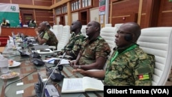 Fin de la réunion du Comité des chefs d'état-majors de la Cédéao sur la situation au Niger, à Abuja, le 4 août 2023. (VOA/Gilbert Tamba)