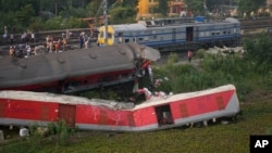 Warga berkumpul saat tim penyelamat bekerja di lokasi kecelakaan kereta api maut di distrik Balasore, di negara bagian Odisha, India timur, 4 Juni 2023 (foto: dok).