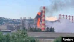 17일 러시아 우크라이나 군의 드론 공격으로 인해 투압세의 한 정유 시설에서 불길이 솟아오르고 있다.