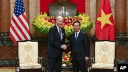 အမေရိကန်သမ္မတ Joe Biden နဲ့ ဗီယက်နမ် သမ္မတ Vo Van Thuong တို့ ဗီယက်နမ်နိုင်ငံ ဟနွိုင်မြို့တော်ရှိ သမ္မတနန်းတော်မှာ တွေ့ဆုံလက်ဆွဲနှုတ်ဆက်နေကြစဉ် (စက်တင်ဘာ ၁၁၊ ၂၀၂၃)