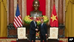 Presiden AS Joe Biden, kiri, berjabat tangan dengan Presiden Vietnam Vo Van Thuong saat pertemuan di Istana Kepresidenan di Hanoi, Vietnam, Senin, 11 September 2023. (Foto: Nhac Nguyen/Pool via AP)