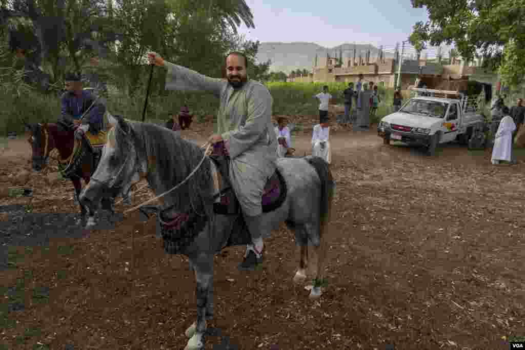 Mohamed, a farmer from the Upper Egypt city of Qena, says, “I participate in El-Mermah events all year, not only in ones for the Prophet Mohamed’s birthday. I train my horse to be a real fighter.” Al-Biirat, Egypt on Sept. 12, 2023. (Hamada Elrasam/VOA)