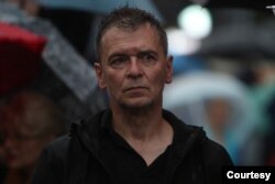 Aleksandar Jovanović Ćuta, narodni poslanik i ekološki aktivista, tokom 14. protesta Srbija protiv nasilja, ispred Doma narodne Skupštine, u Beogradu, po jakoj kiši, 5. avgusta 2023. (Foto: FoNet)