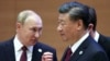 ARCHIVO - El presidente ruso, Vladimir Putin, habla con el presidente chino, Xi Jinping, durante la cumbre de la Organización de Cooperación de Shanghái en Samarcanda, Uzbekistán, el 16 de septiembre de 2022. (Sputnik vía AP)