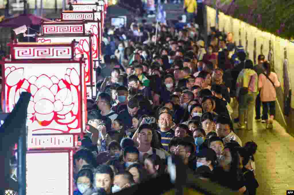 People visit Fuzimiao tourist area in Nanjing, in China&#39;s eastern Jiangsu province ahead of the Labor Day holiday.