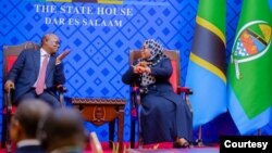 Rais wa Guinea Bissau Umaro Sissici Embalo (L) akiwa na Rais wa Tanzania Samia Suluhu Hassan.