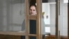 El reportero del Wall Street Journal Evan Gershkovich se encuentra en una celda de vidrio en una sala del Tribunal de la Ciudad de Moscú, en Moscú, Rusia, el 14 de diciembre de 2023. 