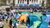 Para pengunjuk rasa pro-Palestina berkumpul dan berkemah di dalam kampus Columbia University di New York, 22 April 2024. (CHARLY TRIBALLEAU / AFP)