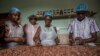 ARCHIVO: Los trabajadores de Moments Chocolate limpian los granos de cacao para su preparación el 18 de junio de 2019 en Accra, Ghana. Chocolate Moments es uno de los 50 pequeños productores de chocolate del país. 