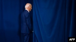 Presiden Joe Biden meninggalkan podium usai memberi pernyataan mengenai penembakan terhadap capres dari Partai Republik, Donald Trump, di Kantor Polisi Rehoboth Beach, Rehoboth, Delaware, 13 Juli 2024. (Foto; Samuel Corum/AFP)