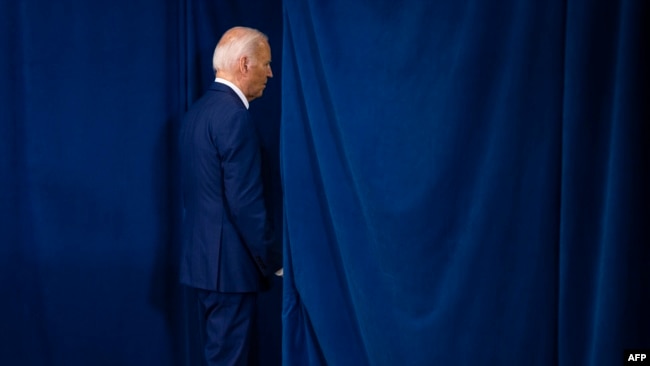 Presiden Joe Biden meninggalkan podium usai memberi pernyataan mengenai penembakan terhadap capres dari Partai Republik, Donald Trump, di Kantor Polisi Rehoboth Beach, Rehoboth, Delaware, 13 Juli 2024. (Foto; Samuel Corum/AFP)