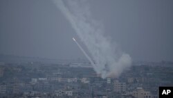 Roket ditembakkan ke arah Israel dari Jalur Gaza pada Senin, 9 Oktober 2023. (AP Photo/Hatem Moussa)