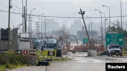 Pasukan Israel berjaga di pos pemeriksaan Hawara dekat kota Nablus, setelah ditutup menyusul penembakan di dekat Hawara di Tepi Barat yang diduduki Israel, Minggu 26 Februari 2023.