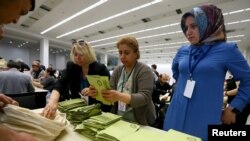 Seçki rəsmiləri Türkiyədəki prezident və parlament seçkiləri günü xaricdən gələn səsləri hesablayır, Ankara, 14 may 2023.