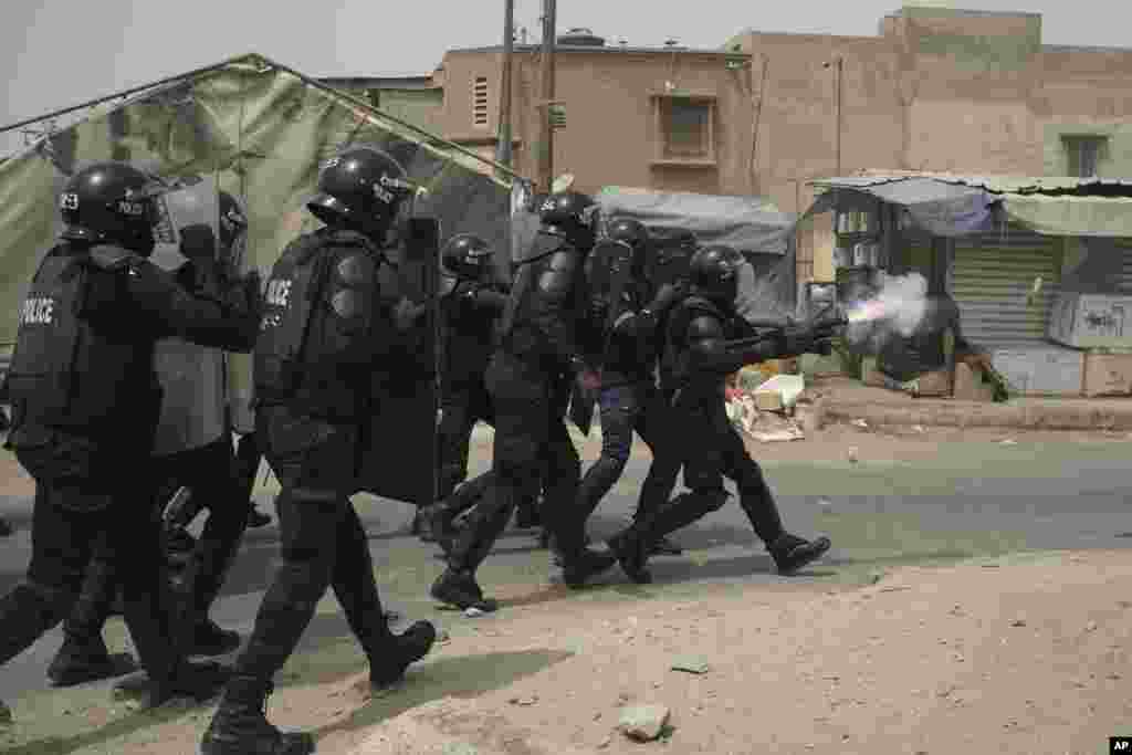 Полицијата употреби солзавец кон приврзаниците на опозицискиот лидер Усман Сонко откако тој го напушти Трибуналот во Дакар, Сенегал.