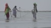 سندھ کی ماہی گیر عورتیں جن کی زندگی ایک طوفان نے بدل دی
