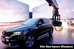 An Hee-soo mendemonstrasikan syuting adegan mengemudi di Panggung Produksi Virtual di Paju, Korea Selatan. (REUTERS)