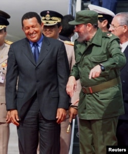 El entonces presidente cubano Fidel Castro (R) bromea con su homólogo venezolano, Hugo Chávez, a su llegada al aeropuerto para asistir a la cumbre Iberoamericana, el 15 de noviembre de 1999.