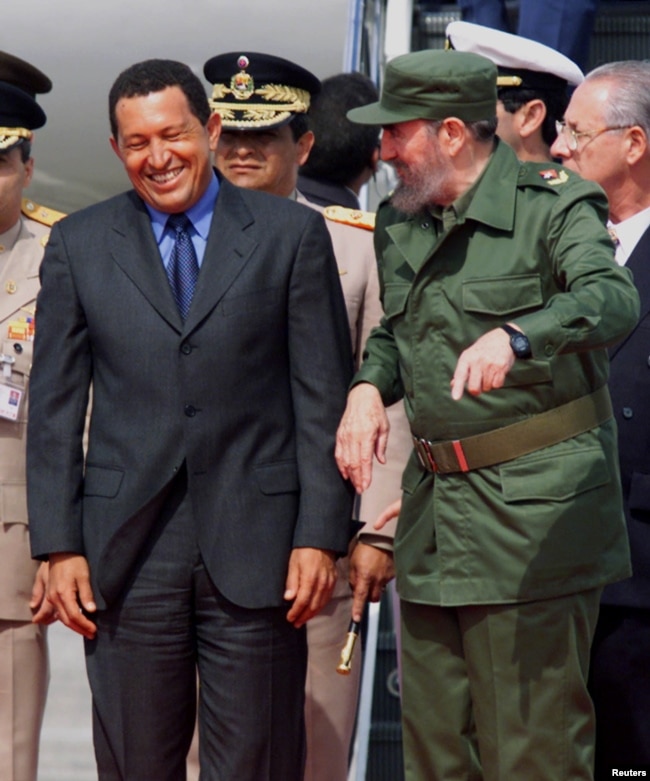 El entonces presidente cubano Fidel Castro (R) bromea con su homólogo venezolano, Hugo Chávez, a su llegada al aeropuerto para asistir a la cumbre Iberoamericana, el 15 de noviembre de 1999.